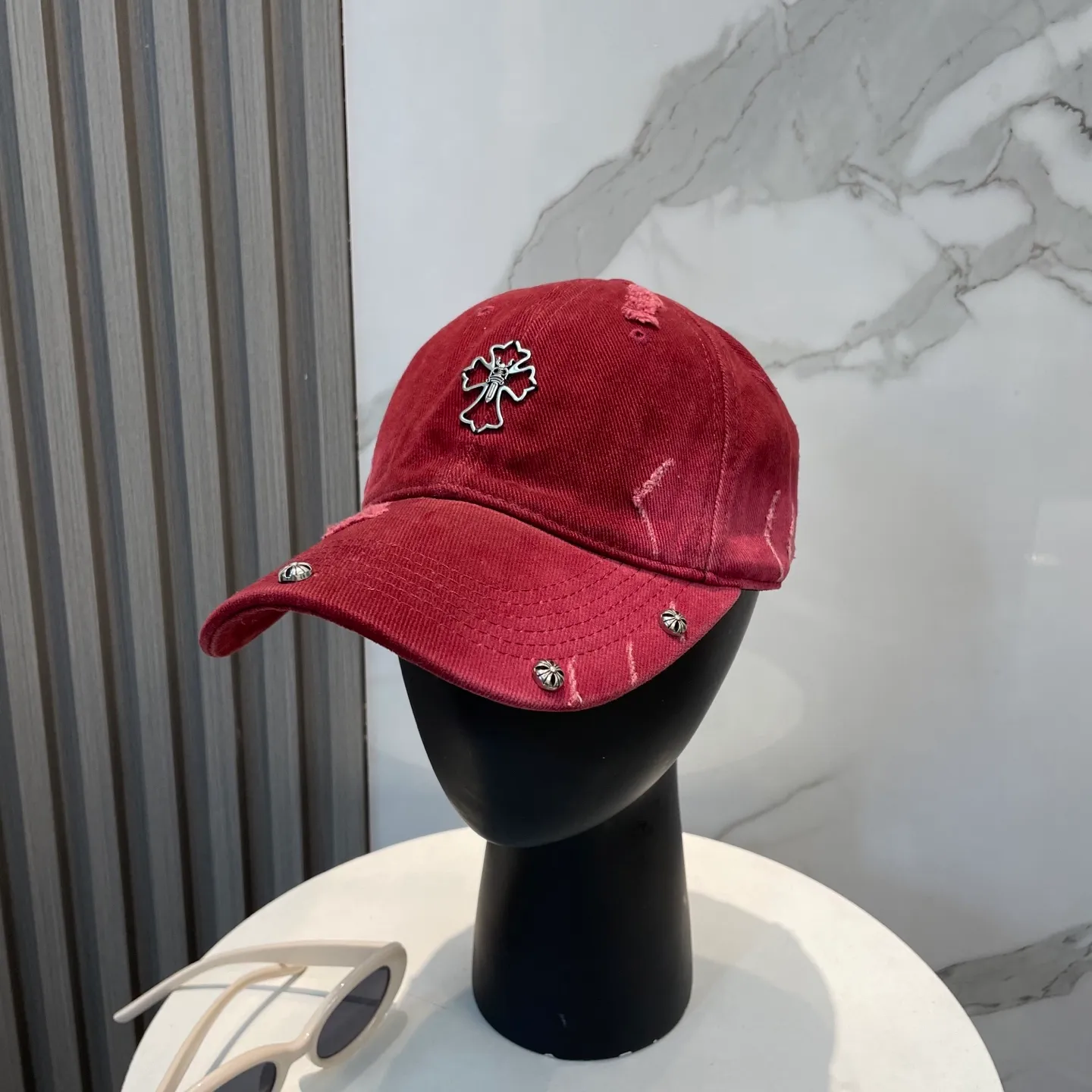 P70 Crow Heart 🆕🆕25 new baseball cap, stylish and classic cross logo, casual with a cool feeling, unisex style, same style for men and women! Very easy to match! Head circumference: 56-58cm is available